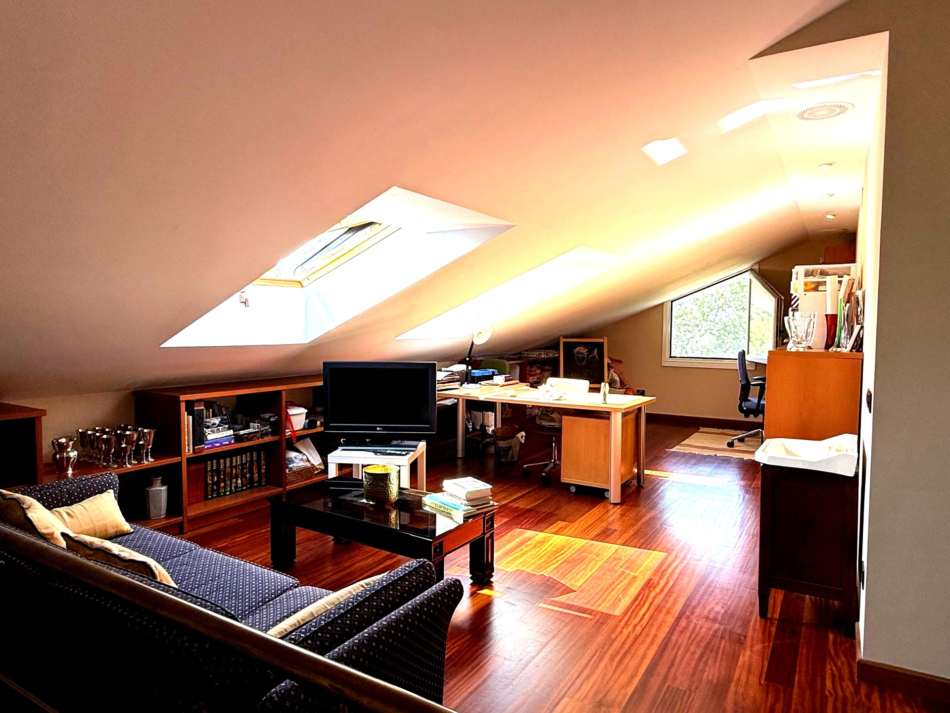 Buhardilla con tragaluz y parquet